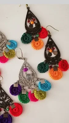 O crochê é bem conhecido pela sua versatilidade. Com ele é possível criar peças de todos tamanhos e para várias finalidades, inclusive para acessórios como bolsas, pulseiras, colares e também brincos.