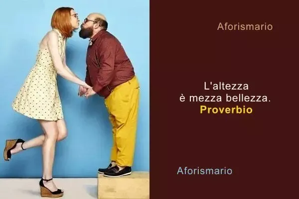 Uomo basso bacia donna alta