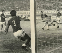 Ricardo Taboada en acción. Fue sin duda el mejor arquero del Torino de Talara en la IV edición de la Copa Perú,  15 de mayo de 1970.