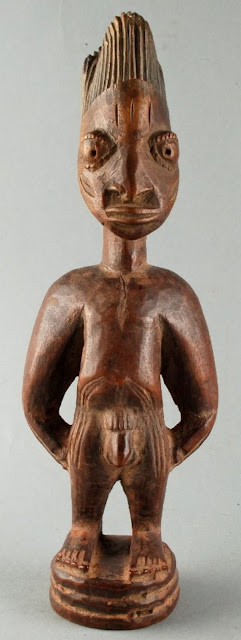 Резная деревянная мужская фигура в головном уборе из империи Ойо (17-19 века нашей эры)