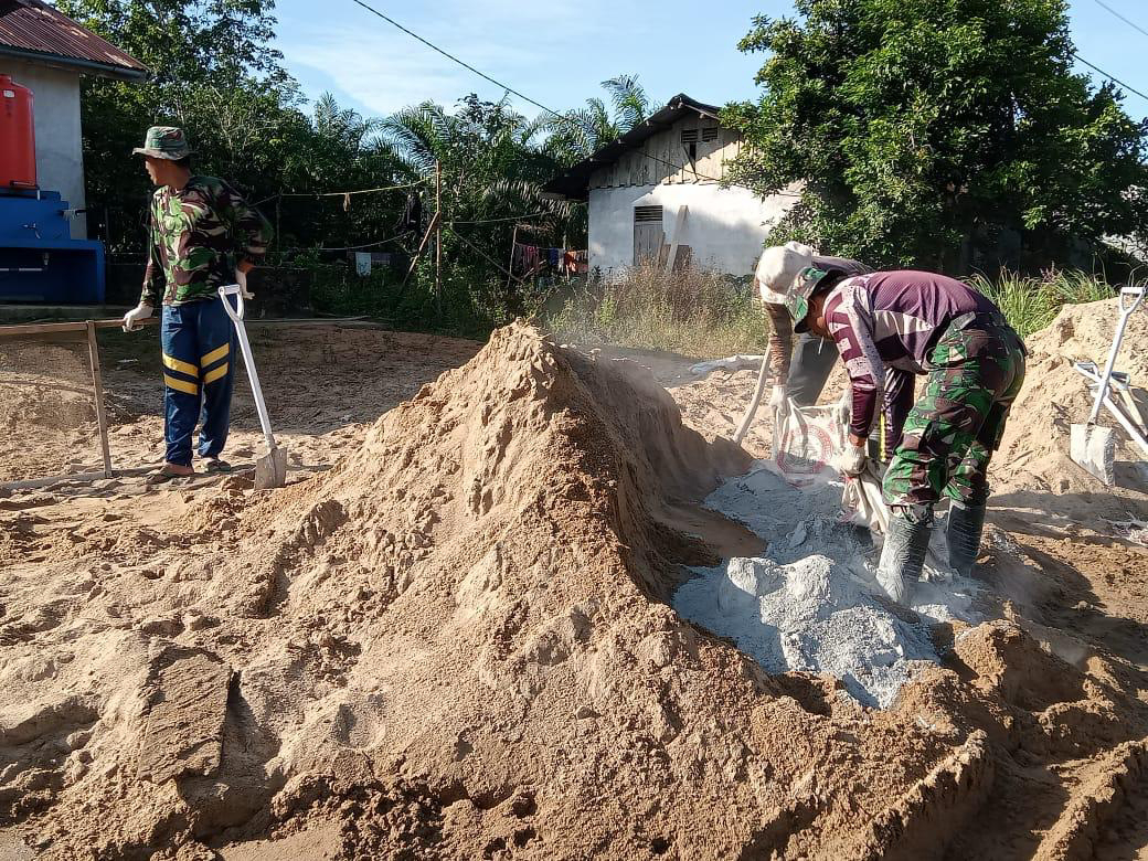 Kepiawaian Anggota Satgas TMMD dalam membuat adonan semen dan pasir