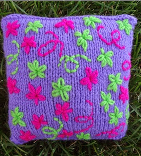 http://translate.googleusercontent.com/translate_c?depth=1&hl=es&rurl=translate.google.es&sl=en&tl=es&u=http://www.fiberfluxblog.com/2012/05/free-knitting-pattern-embroidered-daisy.html&usg=ALkJrhjHXI2S2JPoGijDGoCu01XK26AIdw