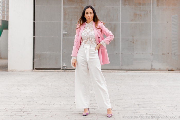 Look como combinar los pantalones blancos con chaqueta blazer rosa blusa encaje de Zara y salones Pura Lopez