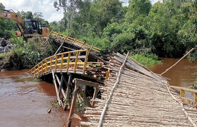 Robohnya Jembatan Bahanau Kecil Akibat Dorongan Sampah dari Arus yang Deras