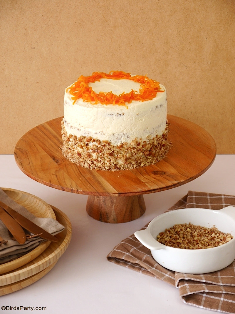 Gâteau étagé aux carottes avec glaçage au fromage à la crème - délicieux gâteau moelleux avec glaçage au lait concentré sucré, parfait pour Pâques!