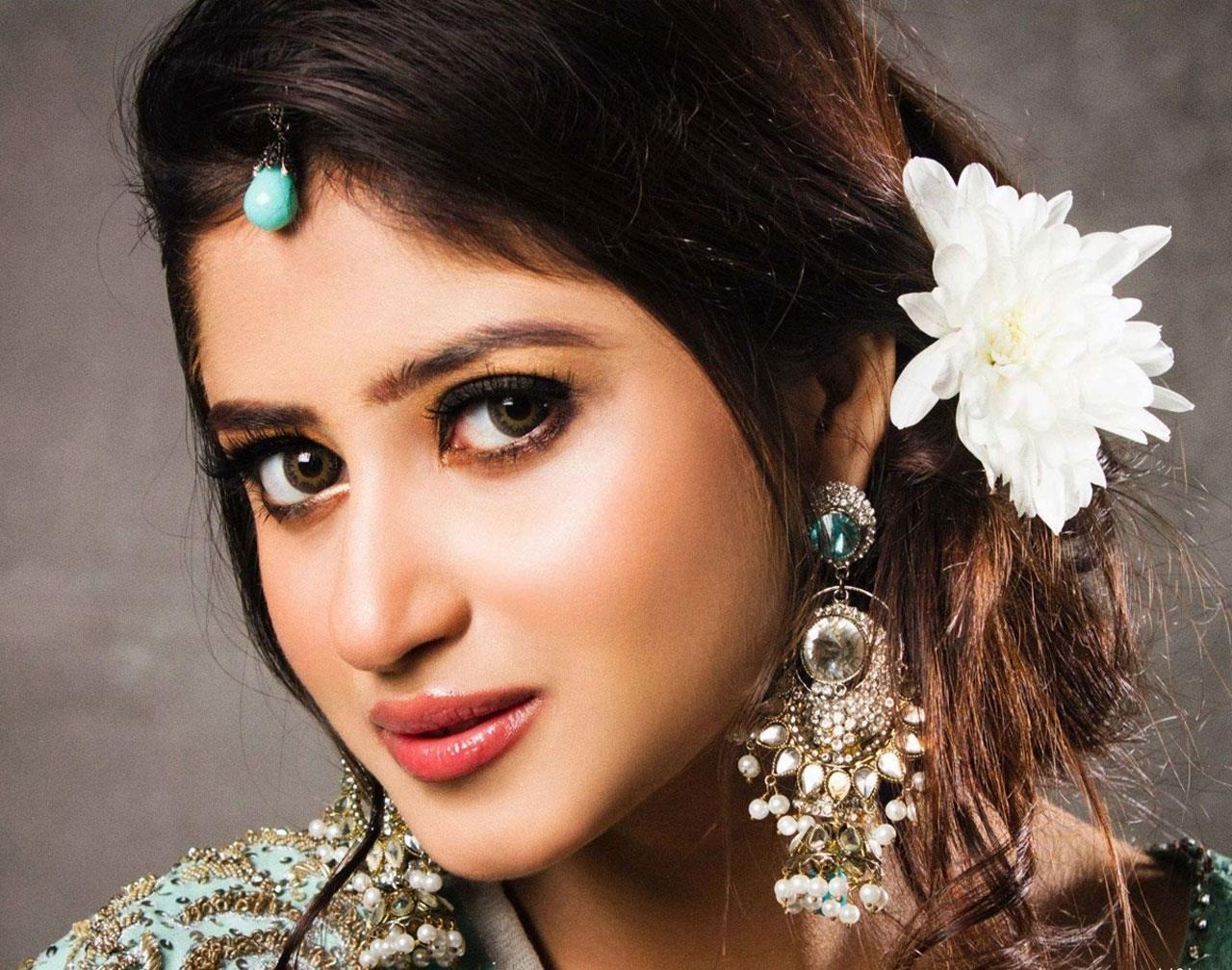 Every Lovely Wallpapers Free: Sajal Ali HD Wallpapers Free Download