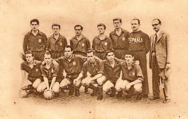 SELECCIÓN DE ESPAÑA. Temporada 1949-50. Ramallets, Gonzalvo III, Gabriel Alonso, Gonzalvo II, Puchades, Dr. Cabot (médico), Andrés Ramírez (secretario RFEF). Basora, Igoa, Zarra, Panizo, Gainza y Parra. SELECCIÓN DE ESPAÑA 1 SELECCIÓN DE INGLATERRA 0. Domingo 02/07/1950, 14:00 horas. IV Copa del Mundo Brasil 1950, fase final, 1ª fase de grupos, Grupo II, partido 3. Rio de Janeiro, Brasil, estadio de Maracaná. GOLES: 1-0: 48’, Zarra