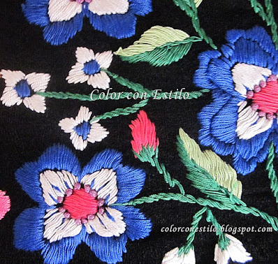 Flores-azules-bordadas-a-mano