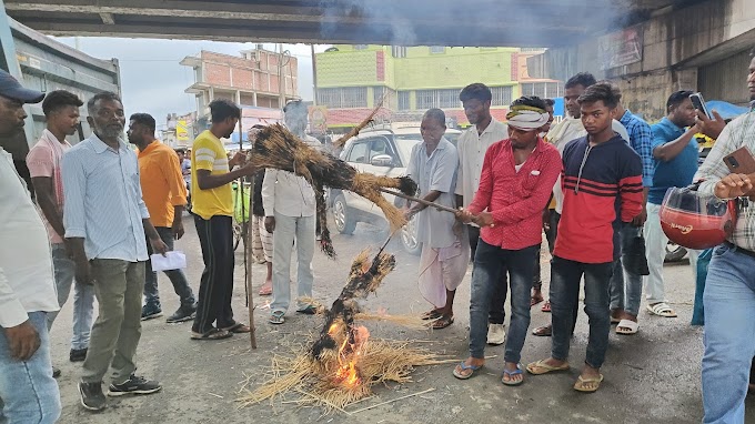 सरायकेला-खरसावां : मणिपुर में सामुहिक दुष्कर्म गैंगरेप के विरोध में झारखंड में मणिपुर मुख्यमंत्री और प्रधानमंत्री का जलाया पुतला 