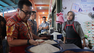 Kebutuhan Pokok Berpotensi Naik Jelang Lebaran, Pj. Walikota Sidak ke Pasar Tradisional Ibuh