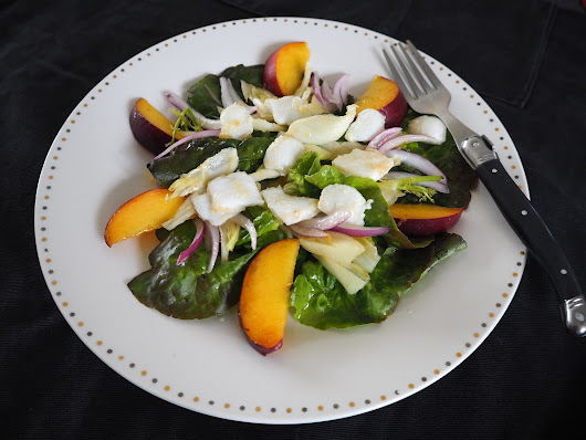 SALADE CROQUANTE AU FENOUIL, CALAMAR ET PÊCHES JAUNES