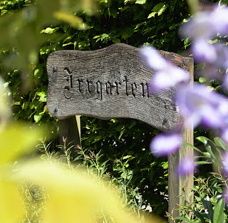 Irrgarten Schild aus Holz mit Violetten Blumen