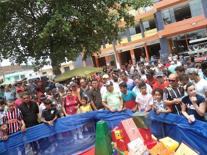 Uma multidão comparece a Praça São Vicente em Saloá para o sorteio da promoção Natal Motorizado