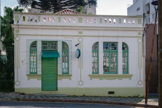 Fachada de ma casa na Ângelo Sampaio, Curitiba