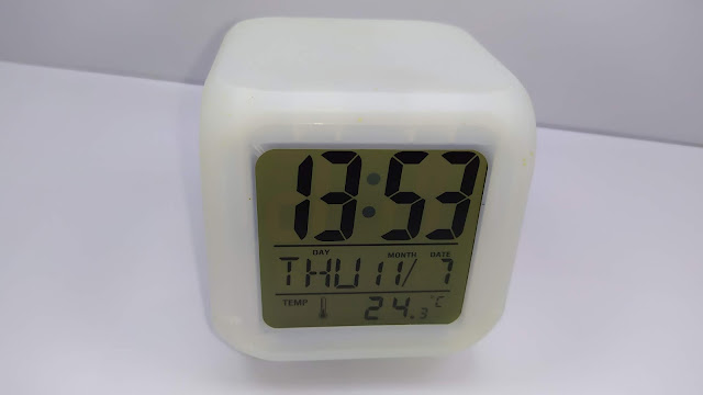 منبه رقمي متعدد الوظائف ⏰  متألق بــ7 الوان   - Cube 7 Colors Clock