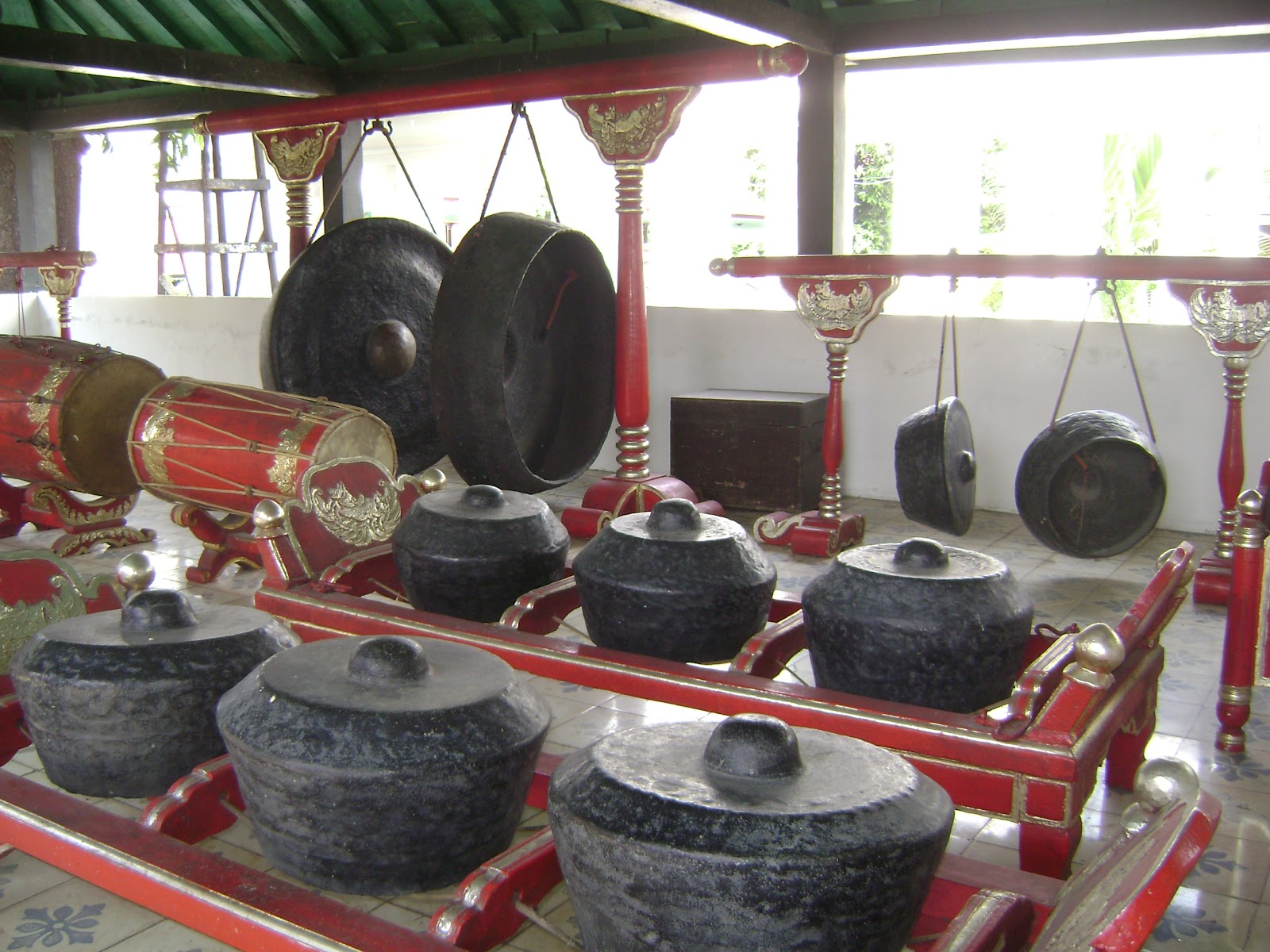 http://ejawantahnews.blogspot.com/2014/04/eksotisme-dari-sebuah-gamelan.html