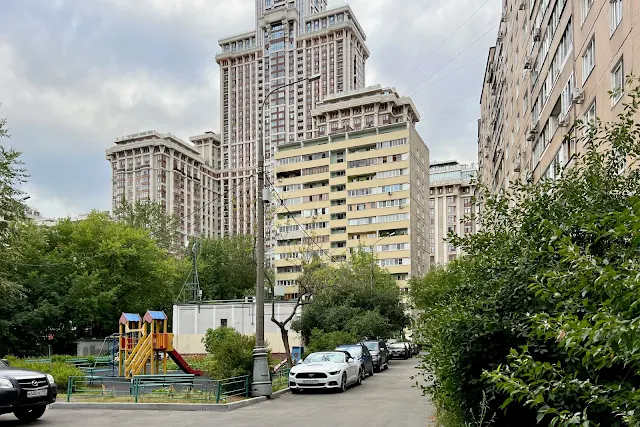 улица Острякова, дворы, жилой комплекс «Триумф-Палас», жилой дом 1974 года постройки