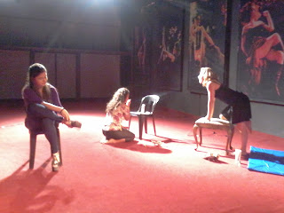 Iúna Fricke, Lora Lazarova e Adriana Hernandes no curso do Núcleo Experimental de Teatro.