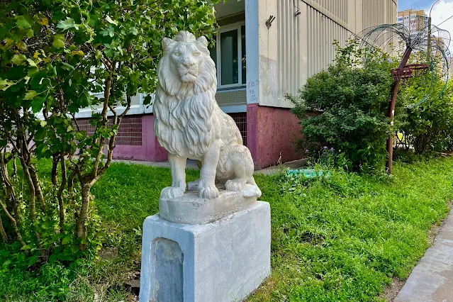 Тарутинская улица, скульптура льва