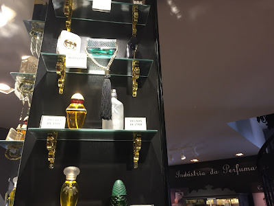 Exposição de perfumes antigos