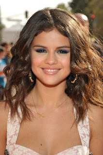 Selena Gomez long wavy hairstyle at Nickelodeon's 25th Annual Kids' Choice Awards