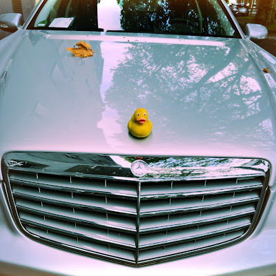 Mercedes met badeendje op de plaats van het Mercedes-logo