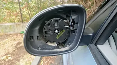 be careful to remove glass from skoda / vw / seat wing mirror