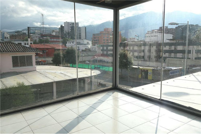 Casa esquinera de venta en La Mariscal con 5 locales listos para arrendar, situada en un sector de gran actividad comercial, financiera y turística. Quito, Ecuador