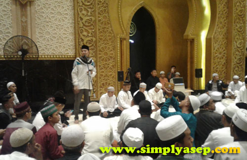 HAFIZ QURAN : Pembukaan "Basmalah" oleh MC Ustadz Luqmanulhakim. Sebelah kanan beliau adalah para penghafal Al Quran dari Taman Quran Pontianak yang semuanya tuna netra. Foto Asep Haryono 