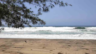 Pantai Serang Blitar Bukan Hanya Tentang Ombak dan Senja