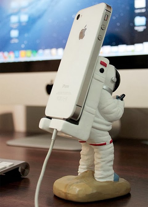 Astronaut  Smartphones Stand