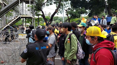 Dihadang Kawat Berduri Tak Bisa Masuk Mendekat ke Istana, Mahasiswa Soraki Polisi