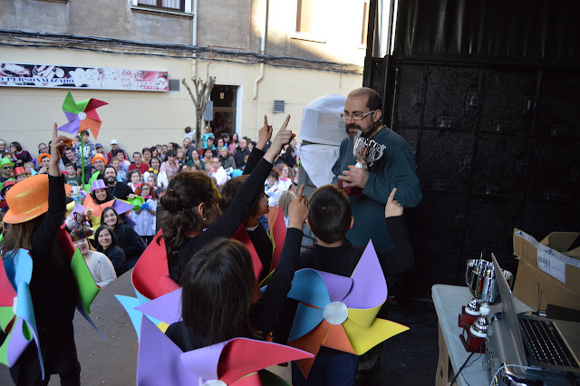 bajada de disfraces en las fiestas de Lutxana