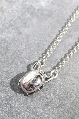 Orner collier scarabée argent