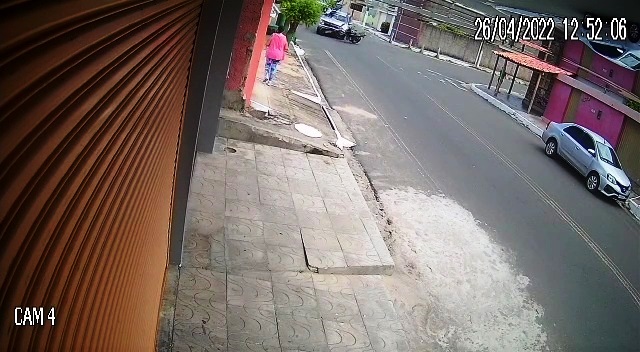 Câmera de monitoramento flagra colisão entre carro e moto no Pindorama em Parnaíba