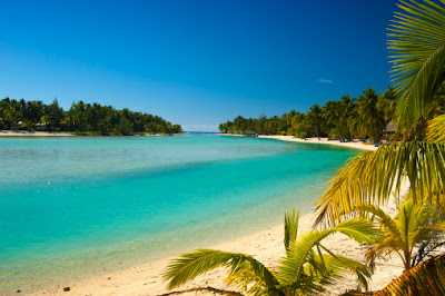 Härlig sandstrand och turkost vatten på Cook Islands