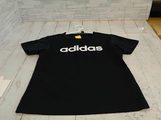 中古品　adidas　ブラック　半袖Tシャツ　４４０円