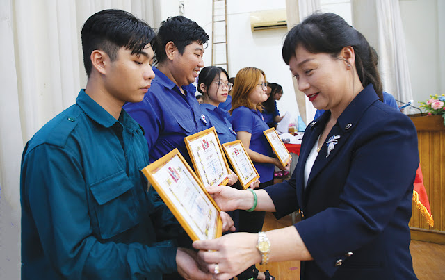 Đồng chí Thái Thị Hồng Nga trao Giấy khen  cho các chi đoàn tiêu biểu. (Ảnh: TC)