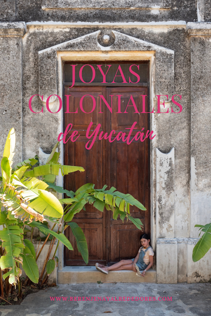 Niña sentada frente a una puerta con palmeras y el texto "Joyas coloniales de Yucatán"