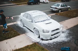 Як змити водяні плями на кузові автомобіля