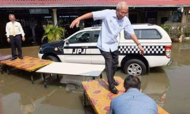 Hasil carian imej untuk Gambar menteri pendidikan jalan atas meja