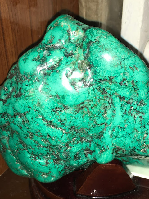 「綠松天藍石」是一種很奇特的礦石，原礦帶有瓷感，會隨著配帶變深變色。