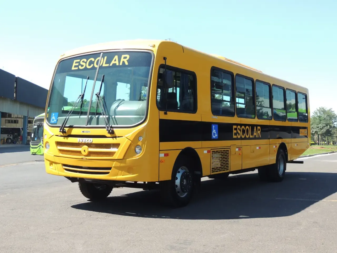 Ônibus escolar amarelo