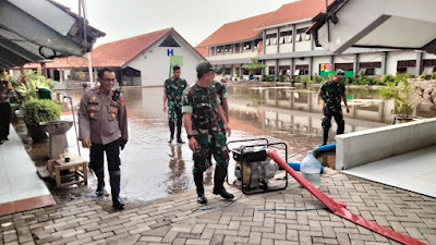 Petugas Gabungan Siaga Luapan Air di Wilayah Tanggulangin