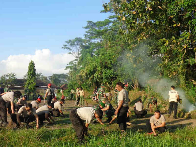 Persiapkan TMMD ke 105, Ratusan Warga Desa Nyanglan dan TNI Serbu Lapangan Pau