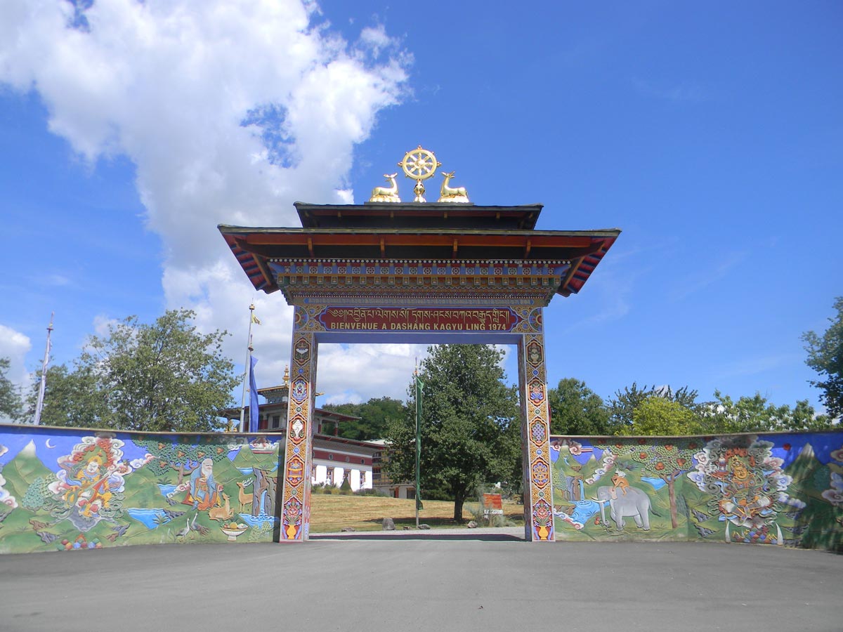 Porte du temple des mille Bouddhas, Dashang Kagyu Ling