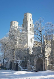 A neve acumulada sobre as ruínas da abadia fala do esfriamento na fé e do esquecimento de Deus