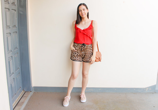 Look blusa vermelha + short de oncinha!