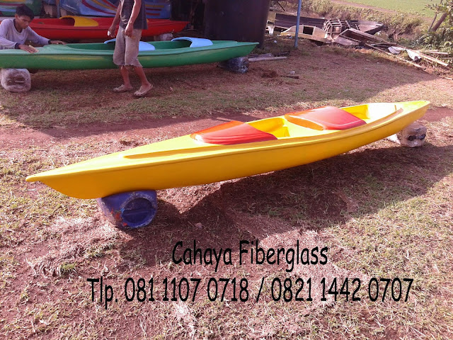 pembuatan perahu kano fiberglass