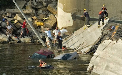 Foto Ambruknya Jembatan : http://scd-blogs.blogspot.com